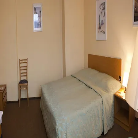 Ea Jasmin Отель Прага